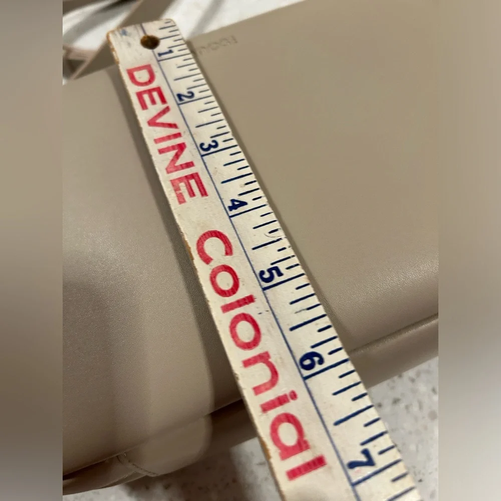 MON15. Metro Crossbody Bag.The Metro Bag securely carries your daily essentials - Picture 8 of 8